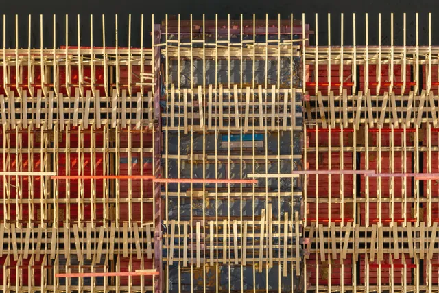 Bekisting kayu dan baja merah dilihat tegak lurus dari atas